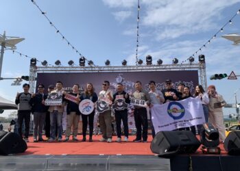 2025第二屆國際2t經典老車嘉年華-高雄登場-吸引許多車迷看展