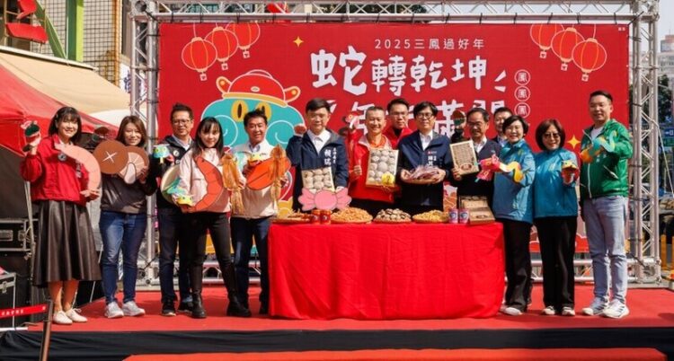 高雄過好年活動 三鳳中街年貨大街率先登場 高雄蛇年小紅包今天發出首份 高雄過好年活動-三鳳中街年貨大街率先登場-高雄蛇年小紅包今天發出首份
