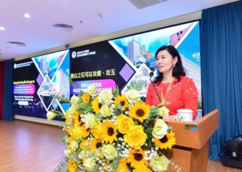 沒有官銜的外交大使！-護理師出身小港醫院女性副院長-馮明珠率團勇闖越南創下醫療外交奇蹟