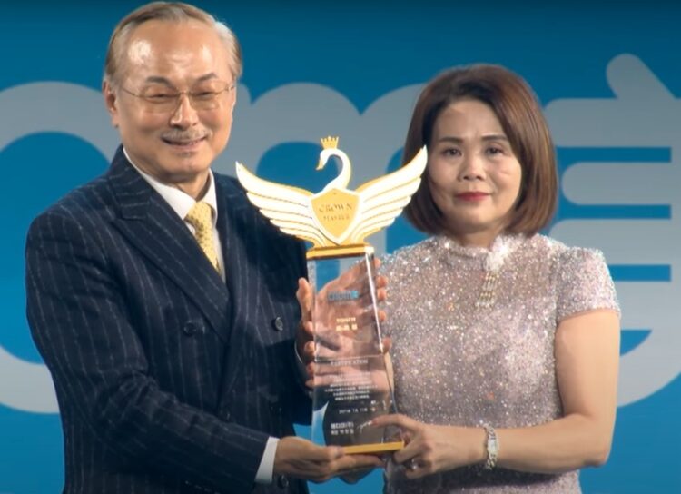 堅持不懈踏上巔峰：黃筱粧成為艾多美台灣第三位王冠大師