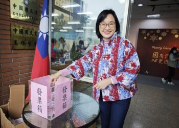 捐發票做公益免費贈春聯-柯志恩揮毫祝高雄市民-大賺錢