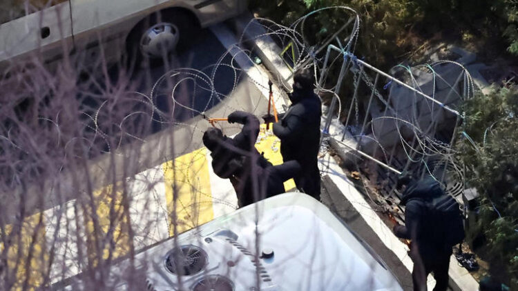 南韓總統尹錫悅被捕：出動3200名警察，鋼絲鉗和梯子攻破總統保安防線！