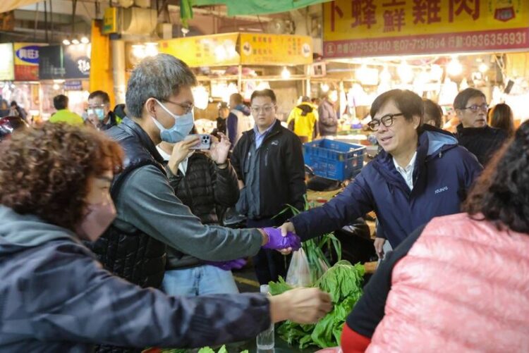 關心年前農產品供應情形 陳其邁早起巡訪鳳山、高雄果菜市場 關心年前農產品供應情形-陳其邁早起巡訪鳳山、高雄果菜市場