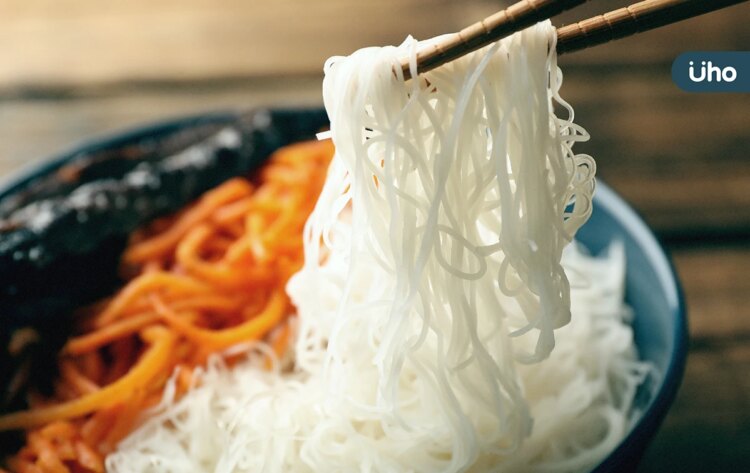 有食譜》大寒氣血雙補必備!3步驟做「藥膳長壽麵」淋上八珍湯汁 有食譜》大寒氣血雙補必備!3步驟做「藥膳長壽麵」淋上八珍湯汁