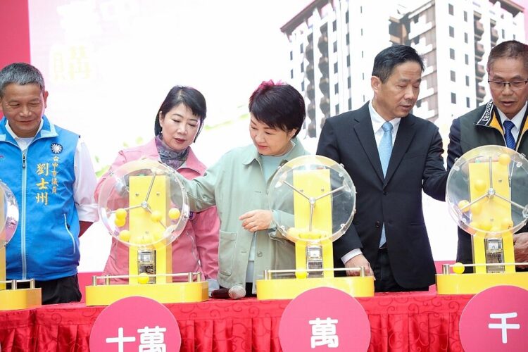 台中購物節壓軸抽!黃金單身男「只花323元」 抱走千萬房子 台中購物節壓軸抽!黃金單身男「只花323元」-抱走千萬房子