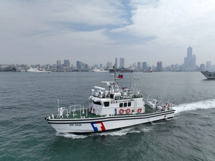 新造35噸巡防艇投入執法-臺南海巡增添新戰力
