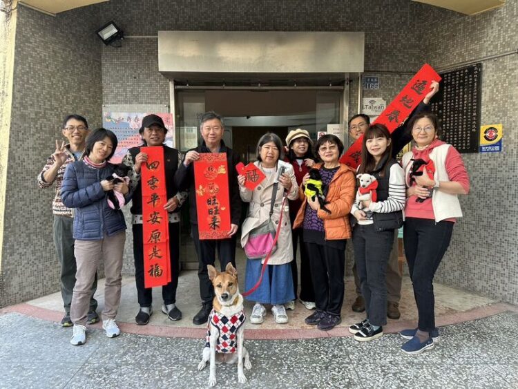 高市動保處邀書法名家王苡蘋現場揮毫贈春聯 高市動保處邀書法名家王苡蘋現場揮毫贈春聯