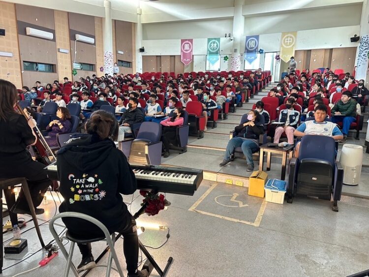 高雄市家長協會攜手玫瑰墓樂團-將生命教育列車開入鳳林國中
