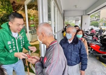 民進黨高市黨部首創主委親發一元福袋，現場湧入3、4百人人潮