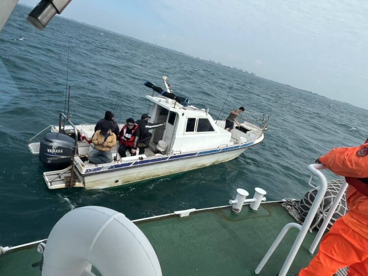 自用小船機械故障失去動力！臺南海巡署艦隊火速救援五人脫險