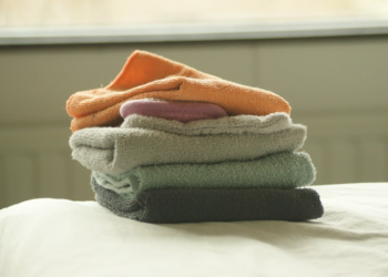 毛巾清潔大揭秘：一招解決「又臭又滑」問題，恢復潔淨柔軟