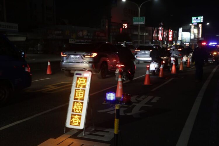 春節將至臺南警加強安全維護首日 展現「打詐、緝毒、掃黑」決心 春節將至臺南警加強安全維護首日-展現「打詐、緝毒、掃黑」決心