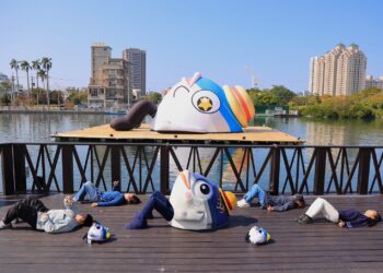 年年有「魚」！魚頭君14米長氣偶現身安平運河，黃偉哲市長搭船開箱送上新春祝福