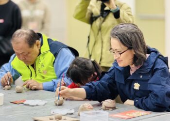 蕭美琴副總統參加澎湖元宵活動-與孩童共創陶土肪片龜傳承百年技藝