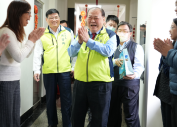 澎湖縣長陳光復致贈同仁春節紅包，帶給大家整年好運氣與滿滿祝福