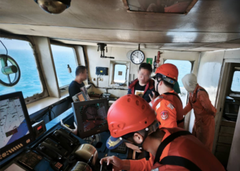 蒙古籍「寶順」號貨輪進高雄港錨泊區整補-海巡登船檢查全程監控