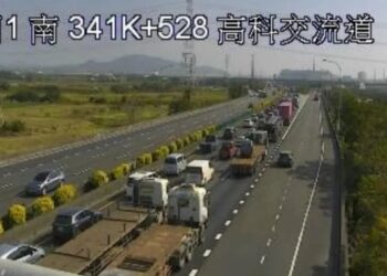 國道1號高科交流道6車追撞！連假前夕5公里大塞車-警方調查原因中