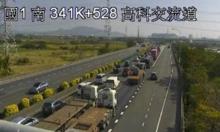 國道1號高科交流道6車追撞！連假前夕5公里大塞車-警方調查原因中