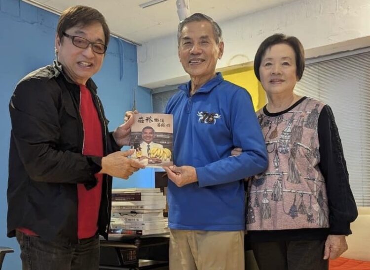 生命故事感動社會,「鐵漢蕉農」獻書媒體人 走過人生起伏,呂國輝許諾餘生帶領全家人用愛回饋鄉土 生命故事感動社會,「鐵漢蕉農」獻書媒體人-走過人生起伏,呂國輝許諾餘生帶領全家人用愛回饋鄉土