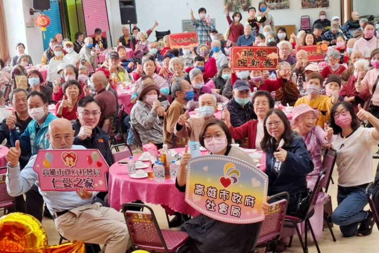 瑞蛇迎春慶新年-仁家長輩溫馨圍爐齊歡聚