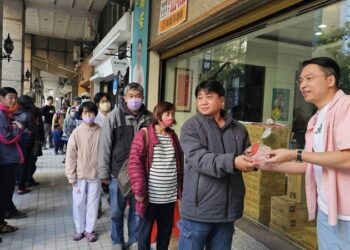 黃文益發送總統、市長蛇年福袋-人潮綿延如蛇排列