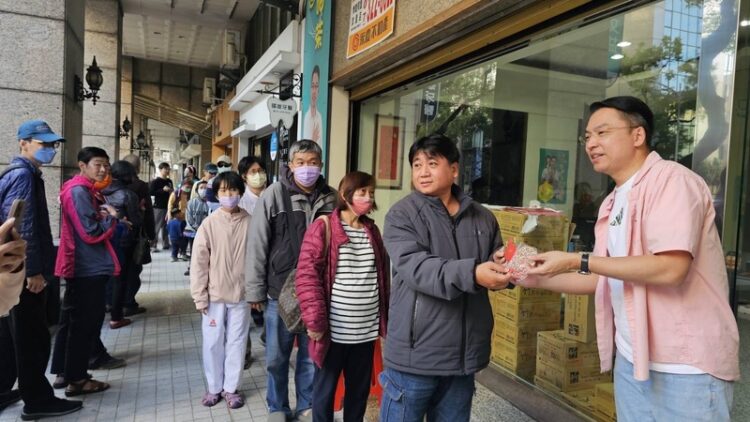 黃文益發送總統、市長蛇年福袋 人潮綿延如蛇排列 黃文益發送總統、市長蛇年福袋-人潮綿延如蛇排列