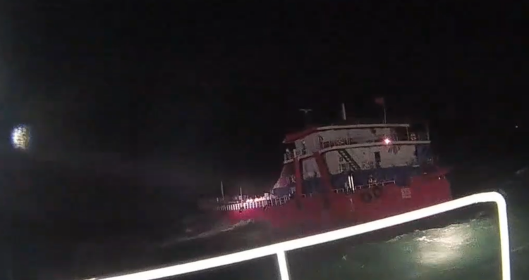 貝里斯籍油輪觸礁馬祖海域-海巡署全力救援-7名船員獲救