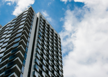 房仲月薪多高？主計處數據揭露真相，美國房仲收入對比引關注！