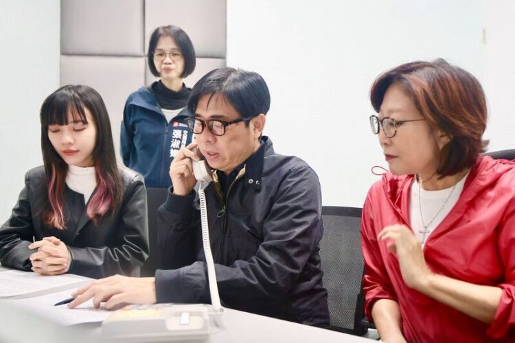 小年夜視察智慧運輸中心感謝同仁辛勞 陳其邁現場連線警廣 提醒用路人掌握即時路況 小年夜視察智慧運輸中心感謝同仁辛勞-陳其邁現場連線警廣-提醒用路人掌握即時路況