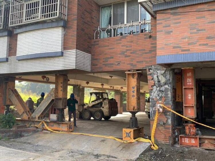 臺南地震頻繁-過年期間清潔隊持續協助清運災後廢棄物