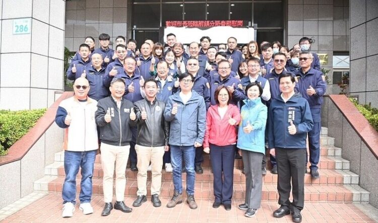 高雄府會首長 春節除夕聯合慰問執勤員警辛勞 高雄府會首長-春節除夕聯合慰問執勤員警辛勞