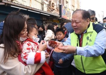 陳光復大年初一城隍廟春節一條街發福袋