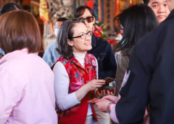 初二蕭美琴副總統赴嘉義寺廟參拜祈福，民眾搶拿新春福袋