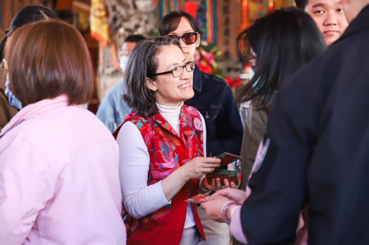 初二蕭美琴副總統赴嘉義寺廟參拜祈福,民眾搶拿新春福袋 初二蕭美琴副總統赴嘉義寺廟參拜祈福,民眾搶拿新春福袋