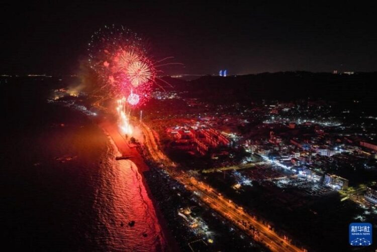 廈金焰火共迎蛇年新春 兩岸共賀佳節 廈金焰火共迎蛇年新春-兩岸共賀佳節