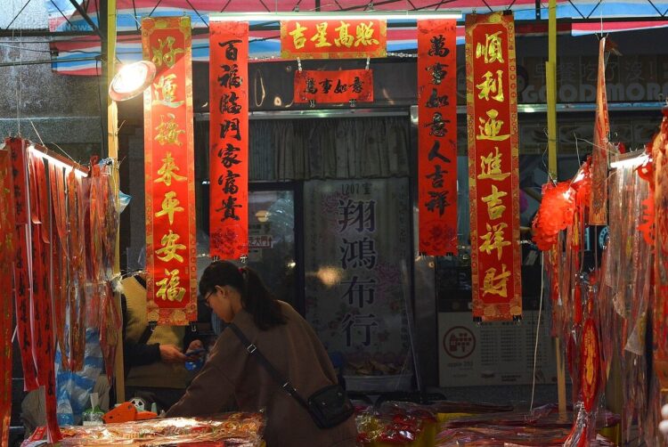 貼春聯9大禁忌!吉時、顏色、位置都有講究 貼錯招陰&爛桃花上身 貼春聯9大禁忌!吉時、顏色、位置都有講究-貼錯招陰&爛桃花上身