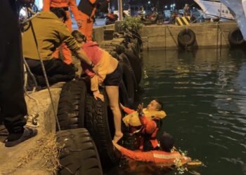 海巡署緊急救援！小琉球與高雄港落海民眾成功獲救