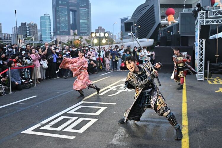 友好城市直航!熊本首長搭首班機訪高 熊本城武將隊演出大受歡迎 友好城市直航!熊本首長搭首班機訪高-熊本城武將隊演出大受歡迎