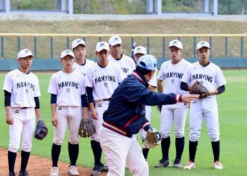 韓國樂天巨人滿意亞太國際棒球訓練中心環境-黃偉哲樂見巨人隊指導臺南三級棒球球員