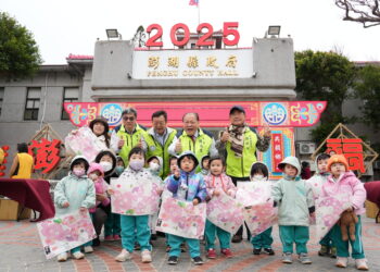 陳光復暖心發送元宵提燈-陪伴澎湖鄉親共度佳節！