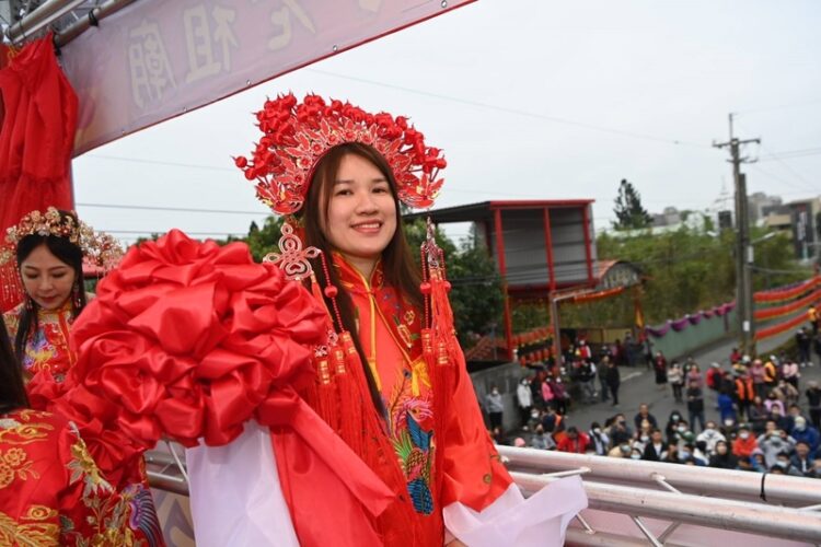 大福興宮拋繡球招親大會促成良緣 重現古式招親場景 大福興宮拋繡球招親大會促成良緣-重現古式招親場景