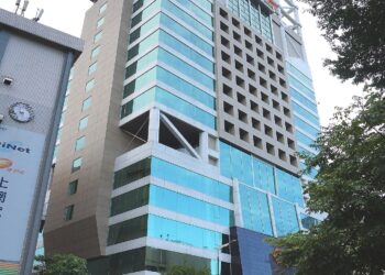 台企銀董座劉佩真涉案-50萬交保-丈夫竟是前主計長朱澤民