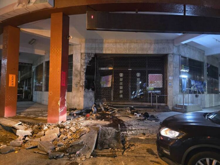 左營區自由四路小吃部糾紛引發撞車意外，警方迅速介入調查