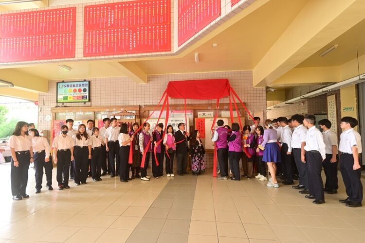 高雄市家長協會攜手大東醫院院長蔡森郎贈潮州高中「禮義廉恥」匾額 校長勉勵學子品德實踐 高雄市家長協會攜手大東醫院院長蔡森郎贈潮州高中「禮義廉恥」匾額-校長勉勵學子品德實踐