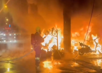 火光沖天！宜蘭機車行突發爆炸-4間店燒毀-9人受困送醫