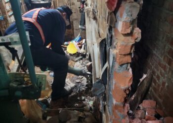 不配合污水用戶接管-水利局展鐵腕拆除鳳山後巷違建戶