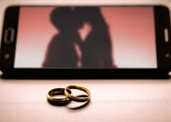 電商老闆喪妻後翻遺物！驚爆「小王趁她重病搞大肚子」真相超狗血