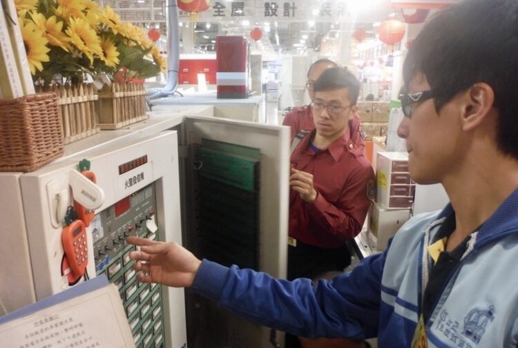 台中百貨氣爆傷亡嚴重 台南、高雄全面加強商場安全檢查 台中百貨氣爆傷亡嚴重-台南、高雄全面加強商場安全檢查