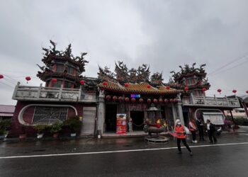 臺南市文化局13日現勘下茄苳旌忠廟震損狀況，緊急加固並加裝防護網展開搶修