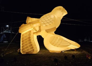 2025臺南新營波光節大型雞蛋糕現身，水幕投影唯美上演，光影奇蹟震撼全城！